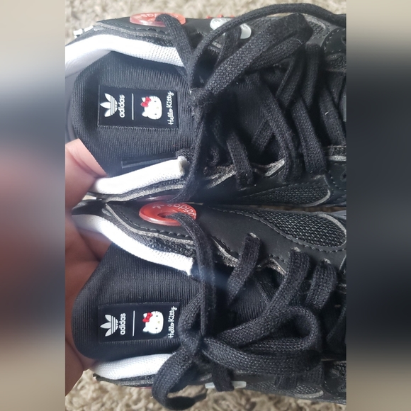 Hello Kitty Shoes 😺 ❤ - Picture 5 of 7